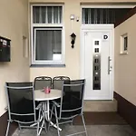 Exclusive Airport Apartment